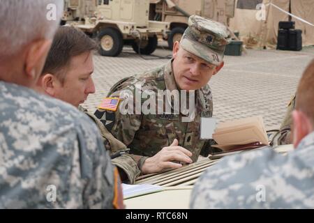 Lt. Col. Kirk J. Junker, comandante del secondo battaglione, 305reggimento di artiglieria, 177th brigata corazzate, risponde con la sua trentacinquesima divisione di fanteria omologhi sul cofano di un HMMWV durante il Warfighter esercizio a Fort Bragg, NC, 9 febbraio, 2019. Foto Stock