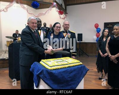 Il più giovane e il più anziano membro della 81st Divisione Preparazione Tagliare la torta in occasione della 81RD Centennial sfera Febbraio 9, 2019 a Fort Jackson Officers Club. La 81st Readiness soldati di divisione, noto come Wildcats, celebrato l'unità il centesimo anno di servizio per gli Stati Uniti Esercito e la nazione durante l'evento. Foto Stock