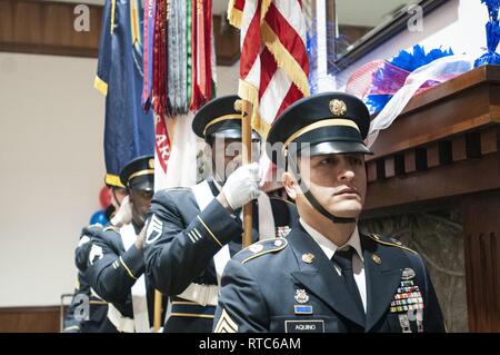 La 81st disponibilità divisione Color Guard è pronta a presentare i colori all'inizio della 81st RD Centennial palla. La 81st Readiness soldati di divisione, noto come Wildcats, celebrato l'unità il centesimo anno di servizio per gli Stati Uniti Esercito e la nazione durante la 81RD Centennial sfera, a Fort Jackson, S.C., 9 febbraio 2019 presso il Circolo Ufficiali. Foto Stock