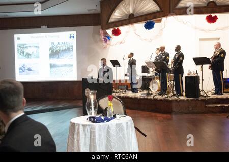 Allen Skinner, 81st Readiness comando Divisione storico, dà un condensato di 81st RD storia presentazione presso l'unità della sfera del centenario. La 81st Readiness soldati di divisione, noto come Wildcats, celebrato l'unità il centesimo anno di servizio per gli Stati Uniti Esercito e la nazione durante la 81RD Centennial sfera, a Fort Jackson, S.C., 9 febbraio 2019 presso il Circolo Ufficiali. Foto Stock