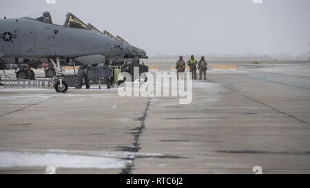 Avieri da 124Gruppo manutenzione standby durante il lancio di un-10 Thunderbolt IIs durante l'unità gruppo di formazione in campo Gowen Boise, Idaho nel Febbraio 9, 2019. La formazione è stata progettata per garantire tutti gli avieri potrebbe funzionare correttamente in MOPP 4 marcia nei loro vari centri di lavoro. Foto Stock