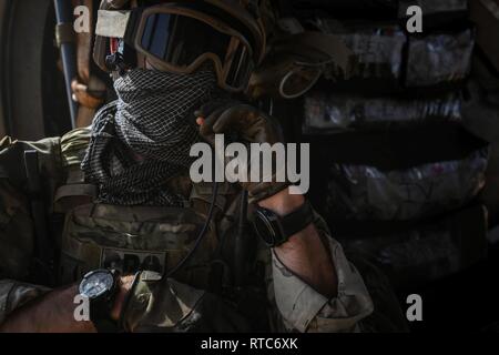 Un U.S. Air Force combat rescue officer assegnato all'ottantaduesima Expeditionary squadrone di salvataggio, distribuito come supporto della Combined Joint Task Force - Corno d Africa (CJTF-HOA), corse in un HH-60G Pavehawk elicottero gamma durante la formazione condotta in Africa Orientale, Febbraio 9, 2019. CJTF-HOA è una multinazionale di sforzo per condurre la cooperazione in materia di sicurezza, combattere l'estremismo violento e permettere la libertà di circolazione in Africa orientale al fine di difendere gli interessi degli Stati Uniti e di sostegno allineato gli sforzi regionali. Foto Stock