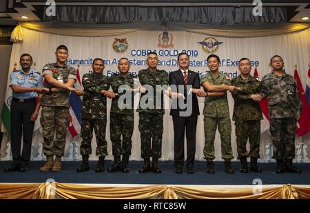 (Centro tre) Partecipanti, India Air Commander Ak Chourasia, Corea del Sud Capt. Ha vinto Seok Kang, Indonesia Lt. Col. Luhut Bernandus Sidabariba, Tailandese Il Mag. Gen. Jaras Panyadee, il capo del personale della terza area dell'esercito, Tailandese Lt. Gen. Siravuth Wongkantee, Direttore di comune civile Affair Royal Thai Forze Armate (RTArF), il sig. Joseph Martin, Direttore del Centro per l'eccellenza nella gestione delle catastrofi e di assistenza umanitaria (CFE-DMHA), Singapore Lt. Col. Ho Wan Huo, Giappone Col. Masanori Koide e Cina Lt. Col. Zhou Ming posano per una foto del partecipante durante la seconda annuale di assistenza umanitaria e di Foto Stock