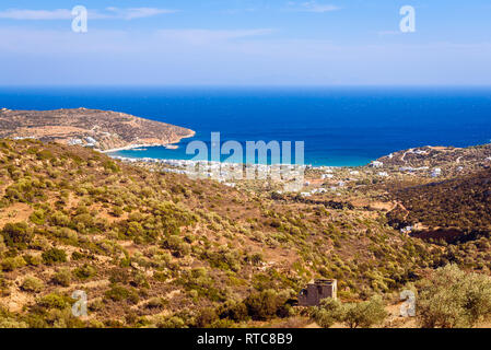Il villaggio sul mare di Platis Gialos situato sul lato sud di Sifnos. Cicladi Grecia Foto Stock