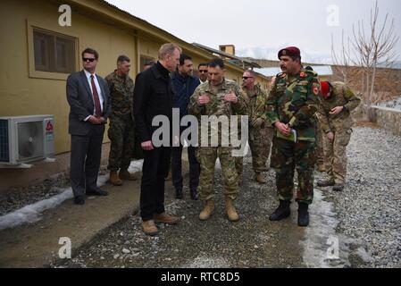 Stati Uniti Deliberando il Segretario della Difesa Patrick M. Shanahan incontra con gli Stati Uniti e i funzionari afghani, inclusi (in blue coat) Ministro afgano della difesa Asadullah Khalid e (a destra) Afghan Lt. Gen. Bismillah Waziri, comandante dell'esercito nazionale afghano per le operazioni speciali Corps, a Camp Morehead, Afghanistan, 11 febbraio, 2019. Foto Stock