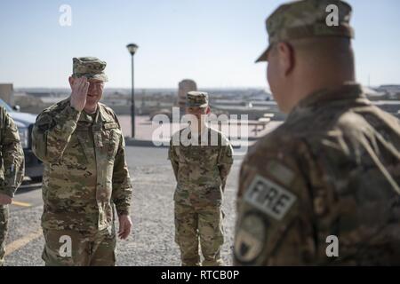 Lt. Gen. Richard Scobee, Air Force Reserve commander, restituisce un saluto dal Chief Master Sgt. Desmond Yogi, 386Expeditionary ingegnere civile Squadron fire chief, in una località segreta nel sud-ovest Asia, Feb 12, 2019. Lo scopo di Scobee la visita al 386Air Expeditionary Wing, che vanta la maggiore protezione e presenza di riserva nell'AOR, è stato quello di parlare con riserva dispiegata cittadino aviatori, riconoscere i loro sforzi e ottenere prima mano il feedback per contribuire a riformare il AFR da in modo più efficace fornendo pronti per il combattimento avieri. Foto Stock