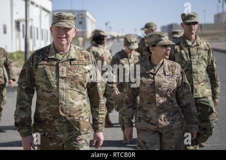 Lt. Gen. Richard Scobee, Air Force Reserve comandante e comando AFRC Chief Master Sgt. Ericka Kelly prendere un tour a piedi di varie 386aria ala Expeditionary strutture in una località segreta nel sud-ovest Asia, Feb 12, 2019. Lo scopo di Scobee di visitare l'ala, che vanta la maggiore protezione e presenza di riserva nell'AOR, è stato quello di parlare con riserva dispiegata cittadino aviatori, riconoscere i loro sforzi e ottenere prima mano il feedback per contribuire a riformare il AFR da in modo più efficace fornendo pronti per il combattimento avieri. Foto Stock