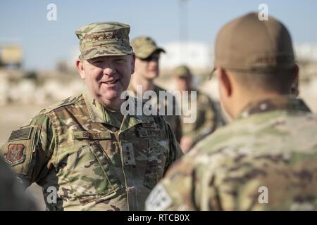 Lt. Gen. Richard Scobee, Air Force Reserve commander, parla con 386Expeditionary forze di sicurezza Squadron membri distribuito da marzo riserva d'aria di base durante una visita in una località segreta nel sud-ovest Asia, Feb 12, 2019. Lo scopo di Scobee di visitare l'ala, che vanta la maggiore protezione e presenza di riserva nell'AOR, è stato quello di parlare con riserva dispiegata cittadino aviatori, riconoscere i loro sforzi e ottenere prima mano il feedback per contribuire a riformare il AFR da in modo più efficace fornendo pronti per il combattimento avieri. Foto Stock