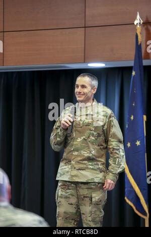 Master Chief Sgt. Winfield Hinkley, l'Alaska National Guard arruolati senior leader, sfide i dirigenti senior di commettere ciò che hanno appreso la professionalità militare ed etici di allenamento di fitness e di attesa che sono essi stessi responsabili dinanzi durante una leadership trasformazionale il vertice del guerriero artico Eventi Centro sulla base comune Elmendorf-Richardson, Alaska, Feb 12, 2019. La formazione annuale porta aria ed esercito responsabili insieme a partecipare a sessioni di apprendimento, discussioni in piccoli gruppi e continuare a costruire la fiducia in tutta l'organizzazione. Foto Stock