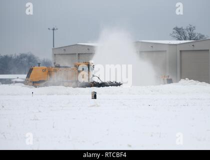 Il 104th Ingegneria Civile Squadron rimozione neve Team cancella la linea di volo, marciapiedi e aree di guida dopo una tempesta di neve di febbraio 13, 2019, presso Barnes Air National Guard Base, Massachusetts. La rimozione della neve del team di risposta tempestiva alle tempeste garantisce la 104th Fighter Wing è missione pronto indipendentemente dalle condizioni atmosferiche. Foto Stock