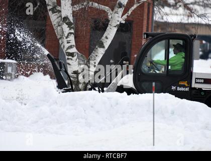 Il 104th Ingegneria Civile Squadron rimozione neve Team cancella la linea di volo, marciapiedi e aree di guida dopo una tempesta di neve di febbraio 13, 2019, presso Barnes Air National Guard Base, Massachusetts. La rimozione della neve del team di risposta tempestiva alle tempeste garantisce la 104th Fighter Wing è missione pronto indipendentemente dalle condizioni atmosferiche. Foto Stock