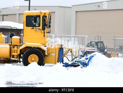 Il 104th Ingegneria Civile Squadron rimozione neve Team cancella la linea di volo, marciapiedi e aree di guida dopo una tempesta di neve di febbraio 13, 2019, presso Barnes Air National Guard Base, Massachusetts. La rimozione della neve del team di risposta tempestiva alle tempeste garantisce la 104th Fighter Wing è missione pronto indipendentemente dalle condizioni atmosferiche. Foto Stock