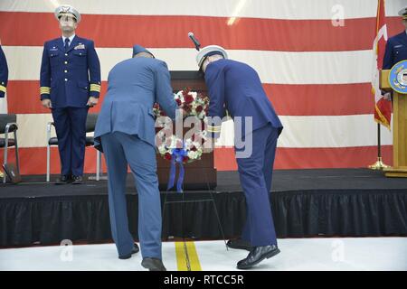 Stati Uniti Coast Guard Lt. La Cmdr. Giovanni e Filipowicz Royal Canadian Air Force Capt. Pete Wright presente la ghirlanda che segna il quarantesimo anniversario di quattro elementi di equipaggi di aeromobili 1432 diede l ultimo sacrificio, mercoledì 13 febbraio, 2019, Cape Cod, Massachusetts. Entrambi i piloti, un membro dell'equipaggio, e un corpsman hanno perso la vita in incidenti, mentre il volo meccanico sopravvisse e fu salvato dal peschereccio. Foto Stock