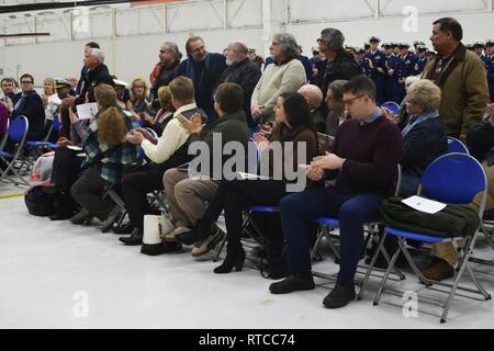 In piedi sono l'equipaggio che sorgeva la guardia alla stazione aria Cape Cod torna nel febbraio 18, 1979, quando l'equipaggio dell'aeromobile 1432 diede l ultimo sacrificio, mercoledì 13 febbraio, 2019. Entrambi i piloti, un membro dell'equipaggio, e un corpsman hanno perso la vita in incidenti, mentre il volo meccanico sopravvisse e fu salvato dal peschereccio. Foto Stock