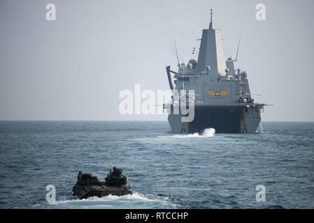 Golfo di Thailandia (feb. 13, 2019) - Assalto veicoli anfibi (AAV) assegnata al trentunesimo Marine Expeditionary Unit (MEU) approccio ben deck di trasporto anfibio dock nave USS Green Bay (LPD 20). Green Bay, parte della Vespa Anfibia Gruppo pronto, con avviato 31 Marine Expeditionary Unit (MEU), è in Thailandia per partecipare in esercizio Cobra Gold 2019. Cobra Gold è un esercizio di multinazionale co-sponsorizzato dalla Tailandia e gli Stati Uniti che è destinato a far avanzare la sicurezza regionale e la risposta efficace alle contingenze di crisi attraverso una solida forza multinazionale al comune di indirizzo Foto Stock