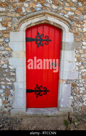 Porta Rossa della chiesa di San Pietro in vescovi Waltham Hampshire REGNO UNITO Foto Stock