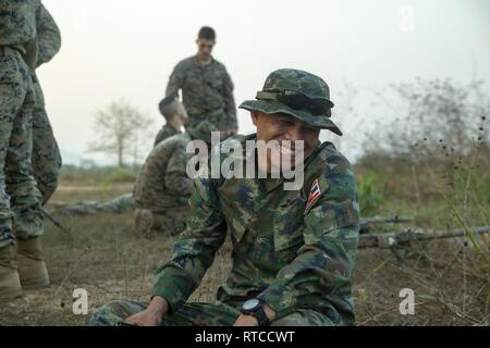 Un Royal Thai Marine ride a seguito di un fuoco vivo evento del Cobra Gold 19, Camp Ban Chan Khrem, Khao Khitchakut distretto, Thailandia, Feb 13, 2019. Esercizio Cobra Gold dimostra l'impegno del Regno di Tailandia e gli Stati Uniti alla nostra lunga alleanza, promuove partenariati regionali e avanza la sicurezza e la cooperazione nella regione Indo-Pacifico. Il trentunesimo Marine Expeditionary Unit, Marine Corps' solo in modo continuo distribuita MEU, fornisce una soluzione flessibile e forza letale pronto per eseguire una vasta gamma di operazioni militari come la Premier risposta in caso di crisi vigore nell'indo-P Foto Stock