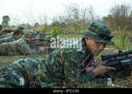 Un Royal Thai Marine recensioni le sue note durante un live incendio del Cobra Gold 19, Camp Ban Chan Khrem, Khao Khitchakut distretto, Thailandia, Feb 13, 2019. Esercizio Cobra Gold dimostra l'impegno del Regno di Tailandia e gli Stati Uniti alla nostra lunga alleanza, promuove partenariati regionali e avanza la sicurezza e la cooperazione nella regione Indo-Pacifico. Il trentunesimo Marine Expeditionary Unit, Marine Corps' solo in modo continuo distribuita MEU, fornisce una soluzione flessibile e forza letale pronto per eseguire una vasta gamma di operazioni militari come il premier di risposta alla crisi in forza th Foto Stock