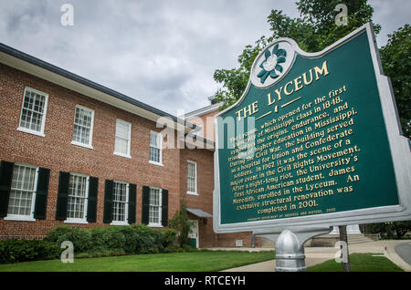 Un marcatore storico sorge di fronte al Liceo su University of Mississippi campus, luglio 30, 2013, a Oxford, Mississippi. Foto Stock