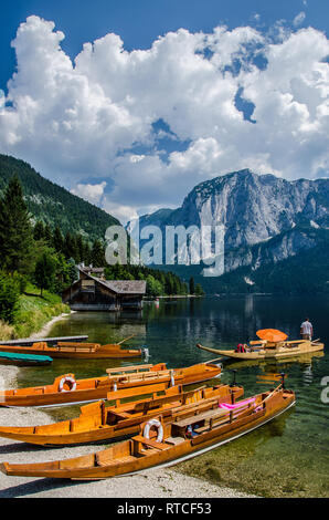 Il lago di Altaussee: il leggendario gioiello della regione del Salzkammergut Foto Stock