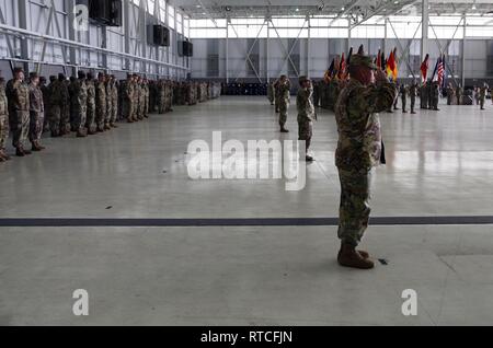 Carolina del Sud Dipartimento Militare membri stand in formazione durante l'aiutante generale cambiamento della cerimonia di comando a McEntire comune di Guardia nazionale in base Eastover, Carolina del Sud, Feb 16, 2019. La modifica del comando cerimonia riconosciuto U.S. Esercito il Mag. Gen. Robert E. Livingston, Jr. come l'uscita aiutante generale e ha accolto con favore U.S. Esercito il Mag. Gen. Van McCarty come l'arrivo di aiutante generale. Foto Stock