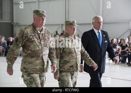 Stati Uniti Esercito il Mag. Gen. Robert E. Livingston, Jr. e il Mag. Gen. Van McCarty con Gov. Henry McMaster fare un trooping della linea durante l'aiutante generale cambiamento della cerimonia di comando a McEntire comune di Guardia nazionale in base Eastover, Carolina del Sud Feb 16, 2019. La modifica del comando cerimonia riconosciuto Livingston come l'uscita aiutante generale e ha accolto con favore McCarty come l'arrivo di aiutante generale. Foto Stock