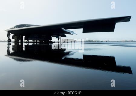 A B-2 Spirit bombardiere, distribuito da Whiteman Air Force Base, Missouri, è messa in scena la Flightline a base comune Harbor-Hickam perla, Hawaii, 25 gennaio, 2019. Tre B-2 Spirito bombardieri stealth e più di 200 aviatori distribuito qui a sostegno degli Stati Uniti Comando strategico bombardiere della Task Force (BTF) missione. Durante la missione BTF 37 sortite erano volato per un totale di 171 ore, con otto delle missioni tra cui F-22 Raptor l'integrazione. Foto Stock