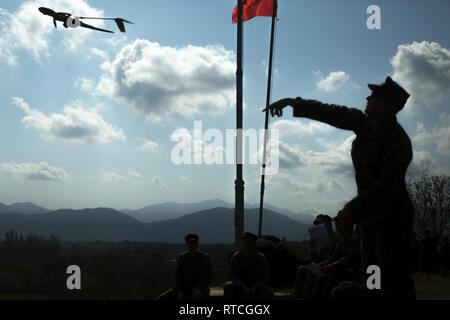 Lancia Cpl. William J. Hajduch lancia una Vespa AE Micro Air Vehicle drone durante un evento di formazione, Esercizio Cobra Gold 19 Camp Ban Chan Khrem, Khao Khitchakut distretto, Thailandia, Feb 18, 2019. Esercizio Cobra Gold dimostra l'impegno del Regno di Tailandia e gli Stati Uniti alla nostra lunga alleanza, promuove partenariati regionali e avanza la sicurezza e la cooperazione nella regione Indo-Pacifico. Hajduch, nativo di Savage, Minnesota e un operatore drone con il Battaglione Team di atterraggio, 1° Battaglione, 4 Marines, laureato Burnsville High School nel giugno 2017 prima di arruolamento in lug Foto Stock