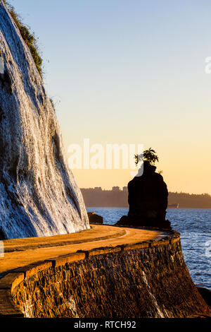 Nei pressi del pareggiatore Siwash Rock, Stanley Park, seawall, Vancouver, British Columbia, Canada Foto Stock