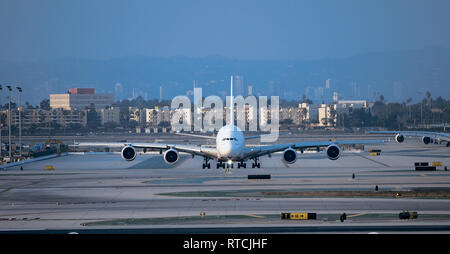Airbus A380 super jumbo jet a LAX Airport di Los Angeles in California Foto Stock