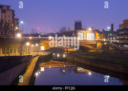 Riflessi nel fiume Aire di Crown Point Bridge in Leeds Foto Stock