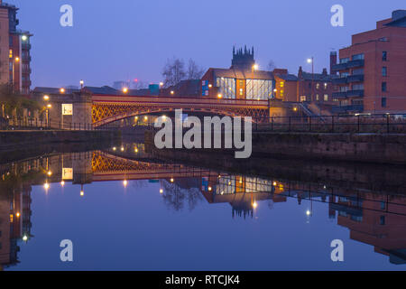 Riflessi nel fiume Aire di Crown Point Bridge in Leeds Foto Stock