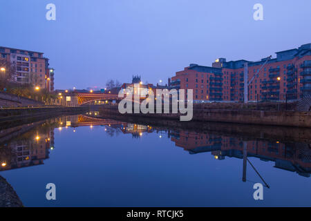 Riflessi nel fiume Aire di Crown Point Bridge in Leeds Foto Stock