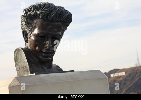 Busto di James Dean, e l'Insegna di Hollywood, Osservatorio Griffith, Griffith Park, Los Angeles, California, Stati Uniti d'America Foto Stock