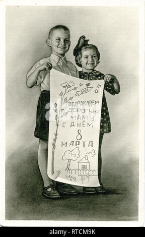 L'URSS. Biglietto di auguri con la vacanza dell'ottavo di marzo. In occasione della Giornata internazionale della donna, i bambini mi congratulo con mom. Foto Stock