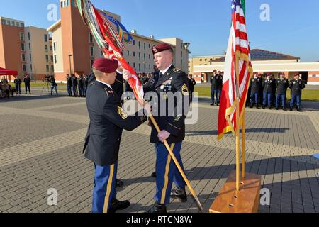 Montante. Sgt. Kevin Romine, destra passa il flag per il comando Sgt. Il Mag. Delfin J. Romani, a destra il comando in uscita Sgt. Il Mag., durante un cambio di responsabilità cerimonia per la cinquantaquattresima brigata battaglione ingegnere alla Caserma del Din a Vicenza, Italia, 14 febbraio, 2019. Il 173rd Airborne brigata basata a Vicenza, Italia, è l'esercito di contingenza Forza di risposta in Europa ed è in grado di proiettare le forze per condurre la piena gamma delle operazioni militari in tutto il regno membro unione, centrale e Africa comandi aree di responsabilità. Foto Stock