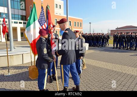 Il comando Sgt. Il Mag. Jose A. Munoz, sinistra, incoming 54th ingegnere vigili del Battaglione, riceve il flag dal Lt. Col. Andrew J. Baker, destra, comandante della brigata 54th Engineer battaglione, 14 febbraio, 2019, durante il cambio di responsabilità cerimonia per la cinquantaquattresima brigata battaglione ingegnere alla Caserma del Din a Vicenza, Italia. Il 173rd Airborne brigata basata a Vicenza, Italia, è l'esercito di contingenza Forza di risposta in Europa ed è in grado di proiettare le forze per condurre la piena gamma delle operazioni militari in tutto il regno membro unione, centrale e Africa comandi aree di responsabilità. Foto Stock