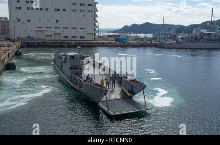 SASEBO, Giappone (feb. 14, 2019) Landing Craft, utilità 1634, dalla base navale di unità di spiaggia (NBU) 7, si prepara a condurre una porta di poppa il matrimonio con il dock di anfibio sbarco nave USS Germantown (LSD 42) durante un corso di formazione per l'evoluzione. Una porta di poppa matrimonio attrezzatura consente di spostare su on o off la nave senza dover portare il LCU del tutto nella ben coperta. Foto Stock