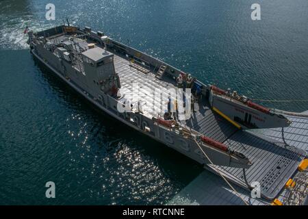 SASEBO, Giappone (feb. 14, 2019) Landing Craft, utilità 1634, dalla base navale di unità di spiaggia (NBU) 7, conduce una porta di poppa il matrimonio con il dock di anfibio sbarco nave USS Germantown (LSD 42) durante un corso di formazione per l'evoluzione. Una porta di poppa matrimonio attrezzatura consente di spostare su on o off la nave senza dover portare il LCU del tutto nella ben coperta. Foto Stock