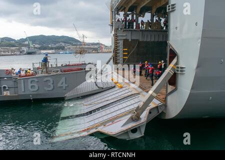 SASEBO, Giappone (feb. 14, 2019) i marinai a bordo di Landing Craft, utilità 1634, dalla base navale di unità di spiaggia (NBU) 7, eseguire un gate di poppa il matrimonio con il dock di anfibio sbarco nave USS Germantown (LSD 42) durante un corso di formazione per l'evoluzione. Una porta di poppa matrimonio attrezzatura consente di spostare su on o off la nave senza dover portare il LCU del tutto nella ben coperta. Foto Stock