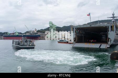 SASEBO, Giappone (feb. 14, 2019) Landing Craft, utilità 1634, dalla base navale di unità di spiaggia (NBU) 7, si prepara a condurre una seconda porta di poppa il matrimonio con il dock di anfibio sbarco nave USS Germantown (LSD 42) durante un corso di formazione per l'evoluzione. Una porta di poppa matrimonio attrezzatura consente di spostare su on o off la nave senza dover portare il LCU del tutto nella ben coperta. Foto Stock