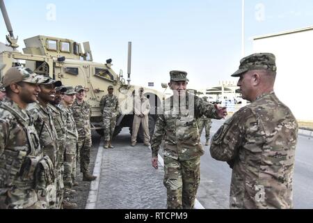 Stati Uniti Air Force gen. Mike Holmes, comandante di combattimento aereo comando, e Chief Master Sgt. Frank Batten III, il combattimento aereo il comando command chief, parlare di membri assegnati al 380 Expeditionary forze di sicurezza squadrone di Al Dhafra Air Base, Emirati Arabi Uniti, 14 febbraio, 2019. Holmes e listello sono caricati con la fornitura di combattere airpower in America di comandi di combattimento, organizza, treni, equipaggia, e mantiene il combattimento e forze di pronto. Foto Stock