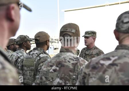 Stati Uniti Air Force Chief Master Sgt. Frank Batten III, il combattimento aereo il comando command chief, parla di membri assegnati al 380 Expeditionary forze di sicurezza squadrone di Al Dhafra Air Base, Emirati Arabi Uniti, 14 febbraio, 2019. Come il comando chief, Batten consiglia il comandante ACC e il personale su questioni che influenzano la disponibilità, formazione e sviluppo professionale ed efficace impiego del personale addetto. Foto Stock