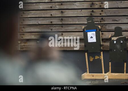 Cpl. Andre Balseca, un rifleman con Alfa Company, Battaglione Team di atterraggio, 1° Battaglione, 4 Marines, "China Marines", simula la cottura di un M9A1 9 mm pistola di servizio su un bersaglio a bordo il dock landing ship USS Ashland (LSD 48), il Mar della Cina orientale, 14 febbraio, 2019. Balseca, nativo di Chicago, Illinois, graduata da Oriente Leyden High School nel maggio del 2015 prima di arruolamento nel giugno dopo che l'anno. Società alfa Marines sono la piccola barca specialisti raid per BLT 1/4, terra elemento di combattimento per la trentunesima Marine Expeditionary Unit. Il trentunesimo MEU, il Marine Corps' solo in modo continuo distribuita Foto Stock