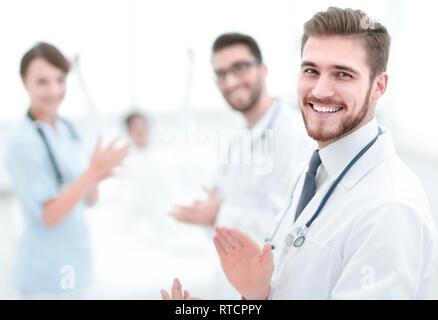 I medici battendo le mani e applaudire sul consenso Foto Stock