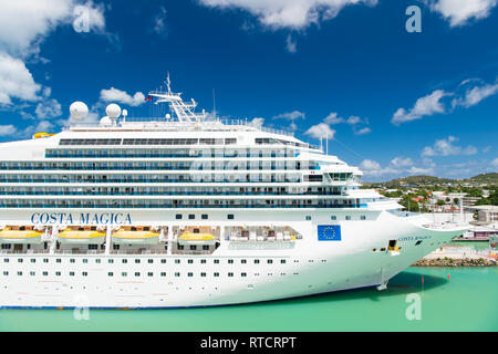 St Johns, Antigua - Marzo 05, 2016: nave da crociera Costa Magica ormeggiata nel porto di mare. Viaggi, vacanze e wanderlust di lusso. Foto Stock
