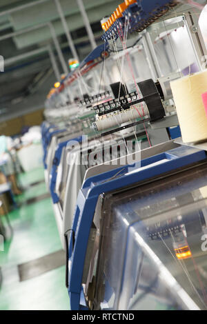 Industria tessile con macchine per maglieria in fabbrica Foto Stock