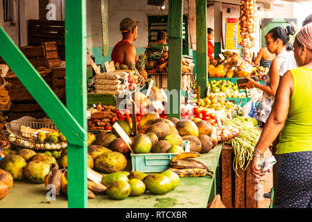 L'Avana, Cuba - 25 Luglio 2018: People shopping presso il locale mercato all'aperto in Havana Cuba. Foto Stock