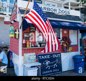 Camden, Maine, Stati Uniti d'America - 3 Agosto 2017: Harbour cani hot dog stand situato in un parcheggio giù dal porto per la gente del posto e turisti per consumare un pasto veloce. Foto Stock