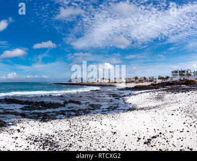 Il Coral Beach Playa Vista Lobos, Corralejo, Spagna Spagna.Caption locale *** città, villaggio, acqua, Estate, spiaggia, mare, persone Foto Stock